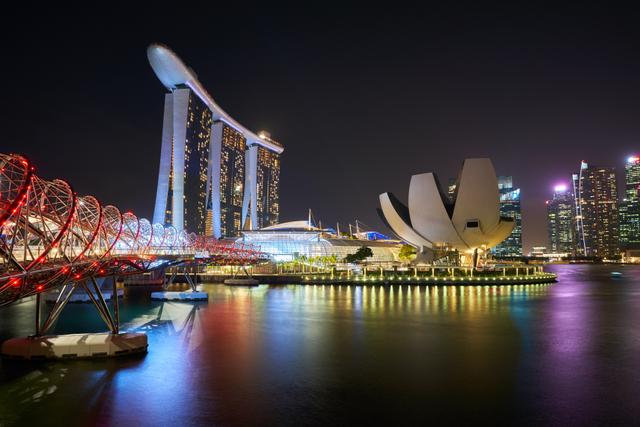 To avoid falling into recession, Singapore lowers its GDP growth forecast.