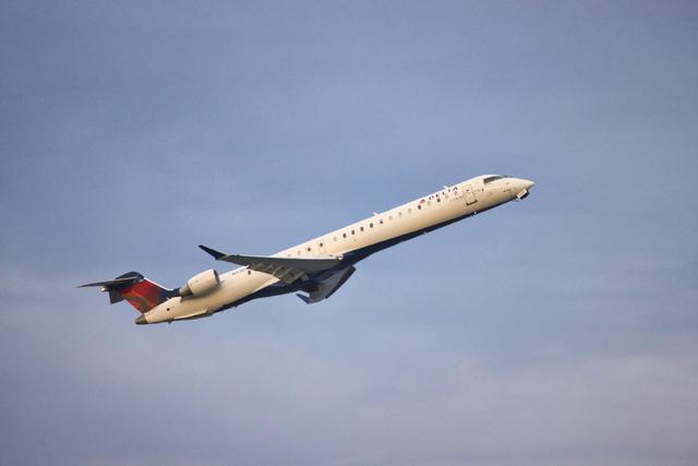 Delta flights affected rise again: 1/4 canceled, nearly 1/2 delayed.