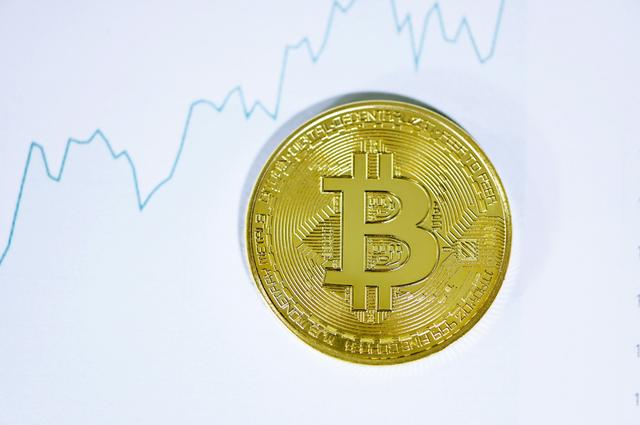 Bitcoin falls, Ethereum's growth slows, market becomes cautious about cryptocurrencies.