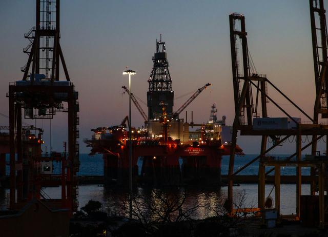 US crude stockpiles unexpectedly rise, causing global market worry and oil price drop.